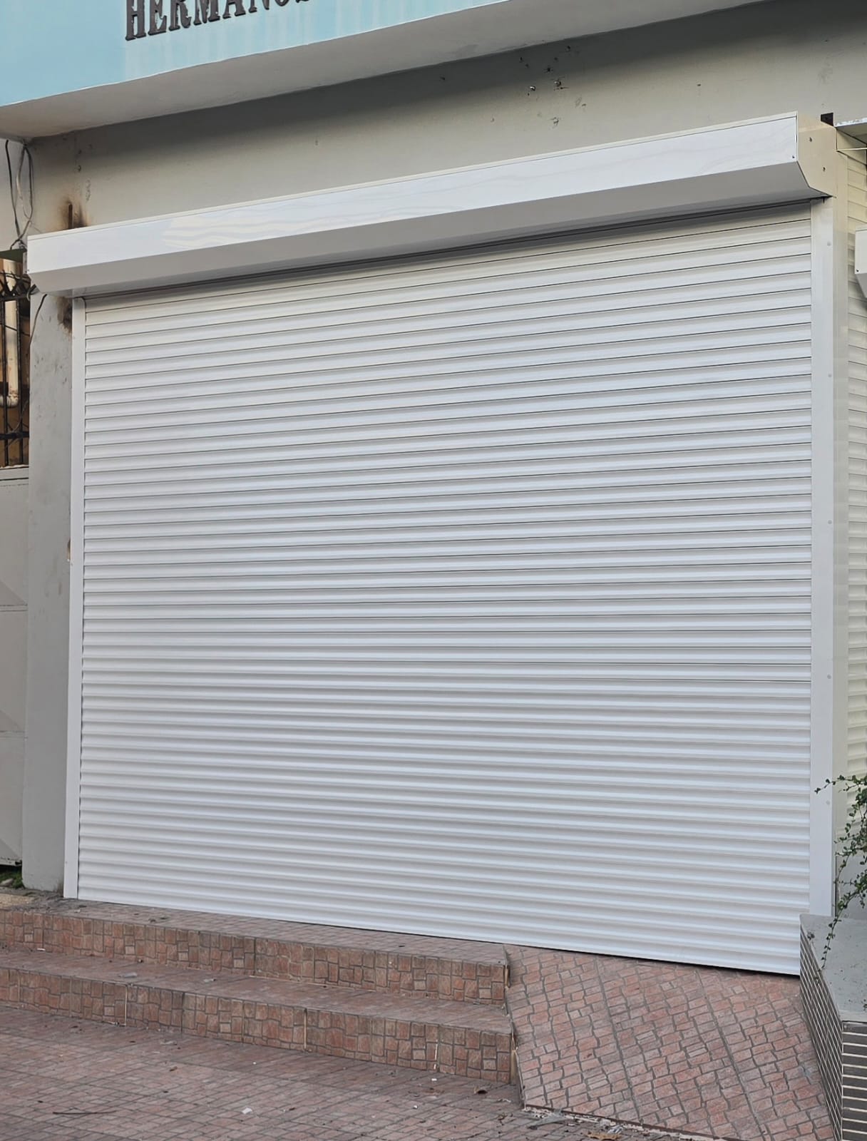 Shutter comercial instalado por PUERTENSA